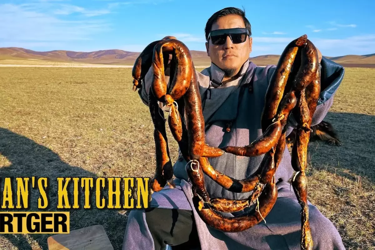 (ویدئو) غذای روستایی؛ تهیه و پخت شوکه کننده سوسیس خون توسط چوپان مغولستانی
