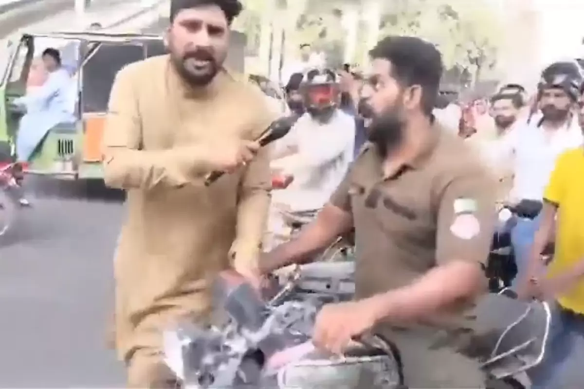 (ویدئو) خبرنگار شجاع مچ پلیس متخلف را گرفت و کتک خورد