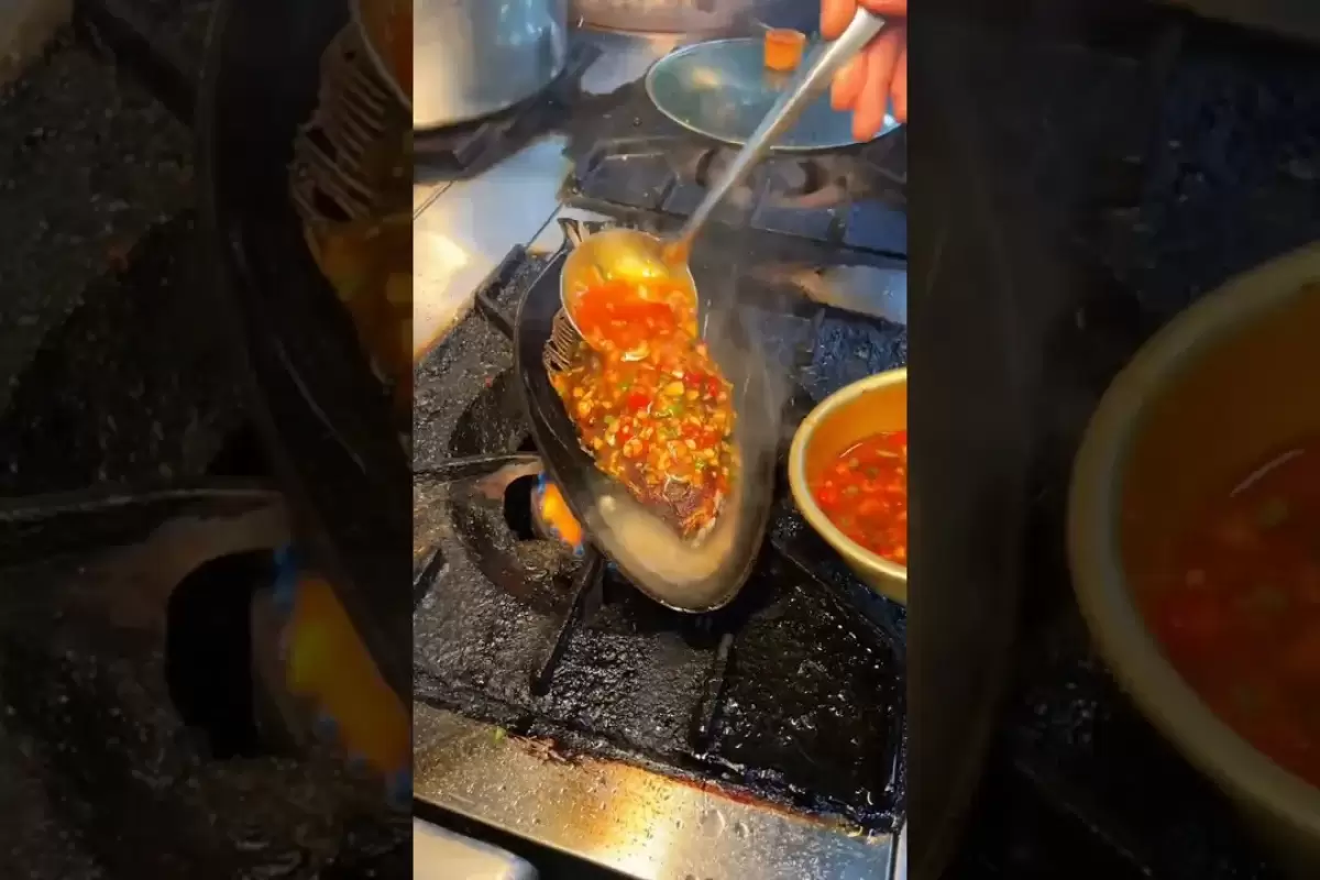 (ویدئو) غذای خیابانی؛ ماهی سرخ کرده محبوب چینی ها به این شکل آماده می شود