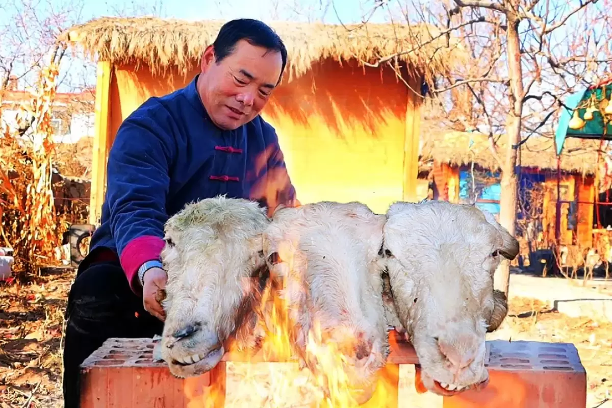 (ویدئو) غذای روستایی؛ طبخ متفاوت سه کله پاچه گوسفند در روستاهای چین
