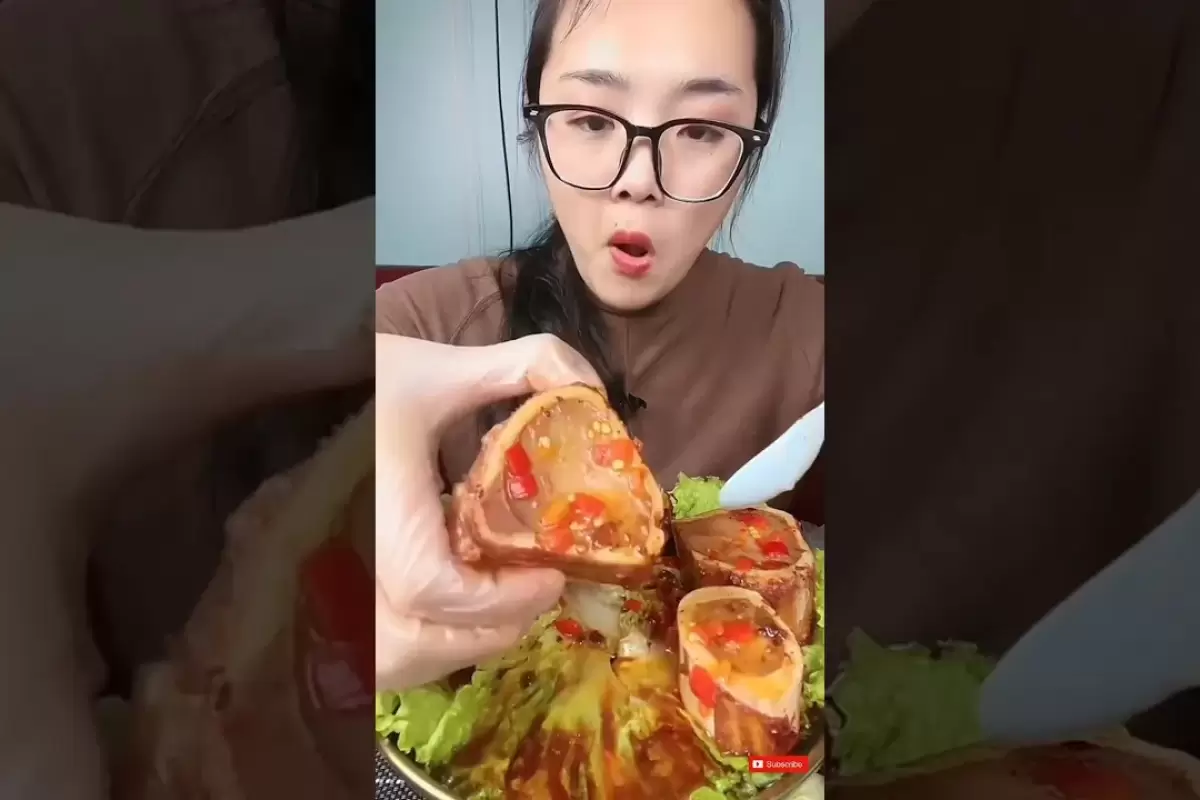 (ویدئو) غذا خوردن با صدا؛ خوردن مغز استخوان گاو پخته شده به سبک چینی