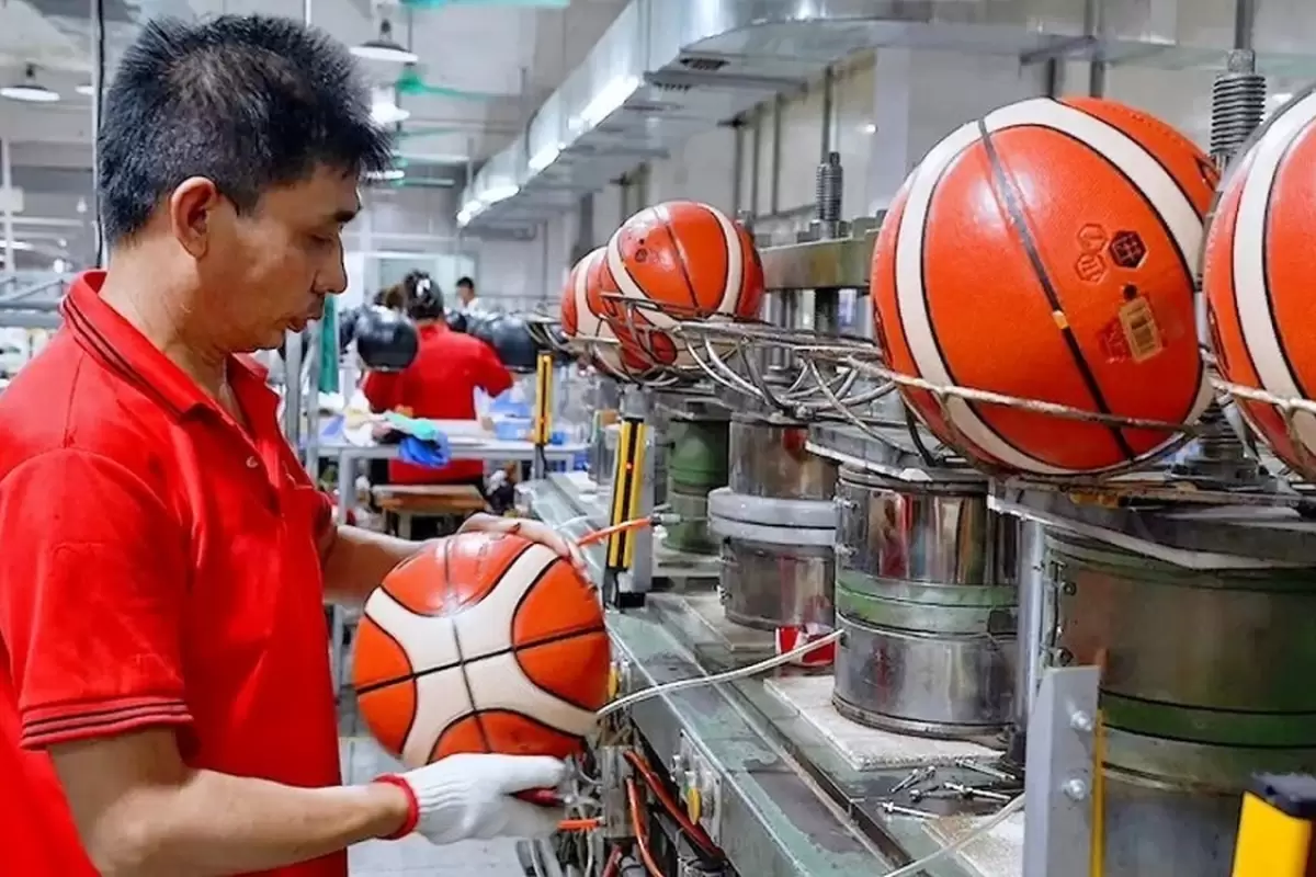 (ویدئو) چینی‌ها این شکلی توپ‌های بسکتبال مشهورشان را تولید می‌کنند