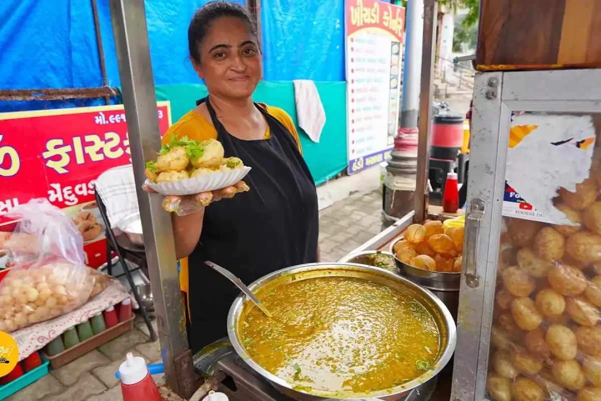 (ویدئو) غذای خیابانی؛ سرو جالب راگدا پانی پوری توسط فروشنده مشهور خیابانی در احمدآباد هند