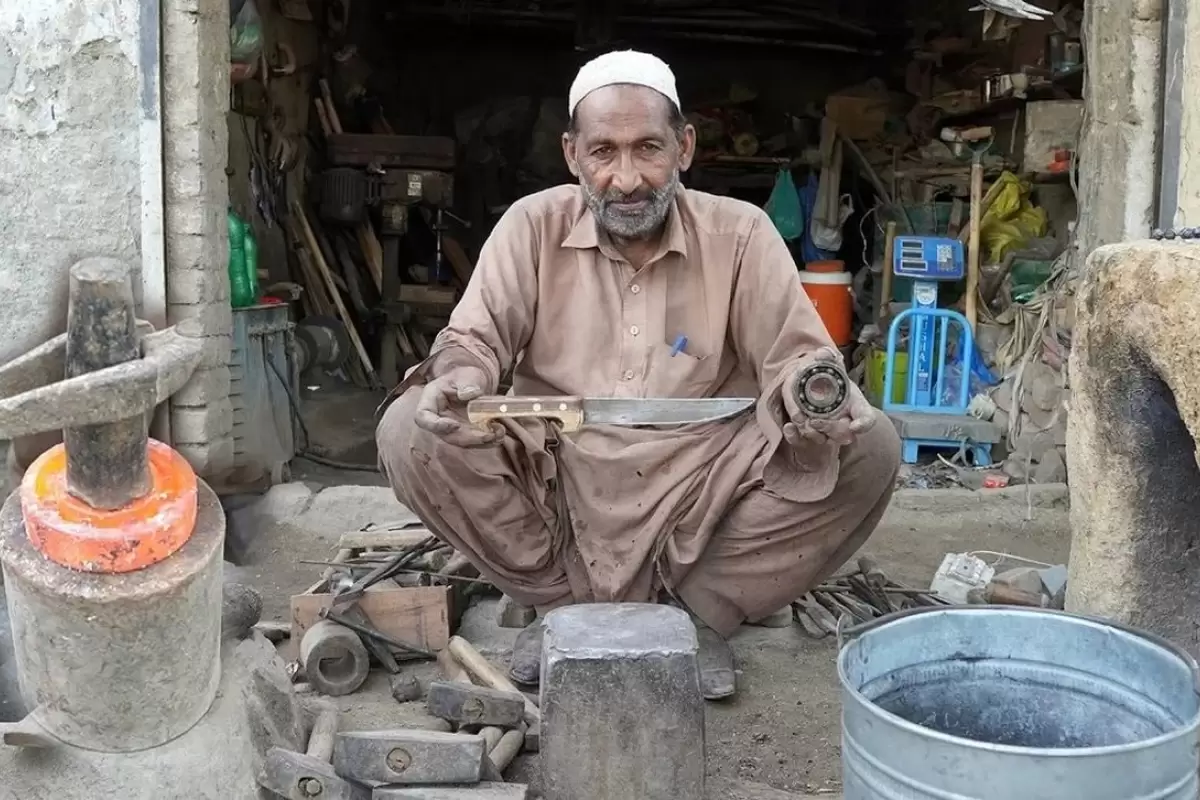 (ویدئو) تکنیک شگفت انگیز ساخت چاقو از بلبرینگ ماشین قدیمی در پاکستان