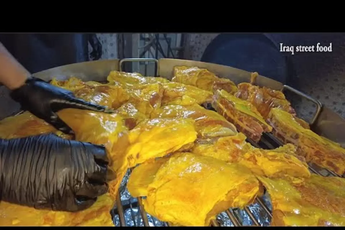 (ویدئو) غذای خیابانی؛ نحوه پخت بره کامل کبابی در زیر زمین توسط آشپزهای مشهور عراقی