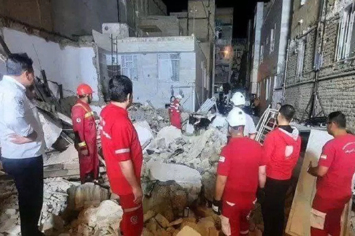 انفجار و ریزش ساختمان در ملارد با ۵ مفقودی احتمالی/ جست‌وجوی مفقودین با حضور امدادگران هلال‌احمر