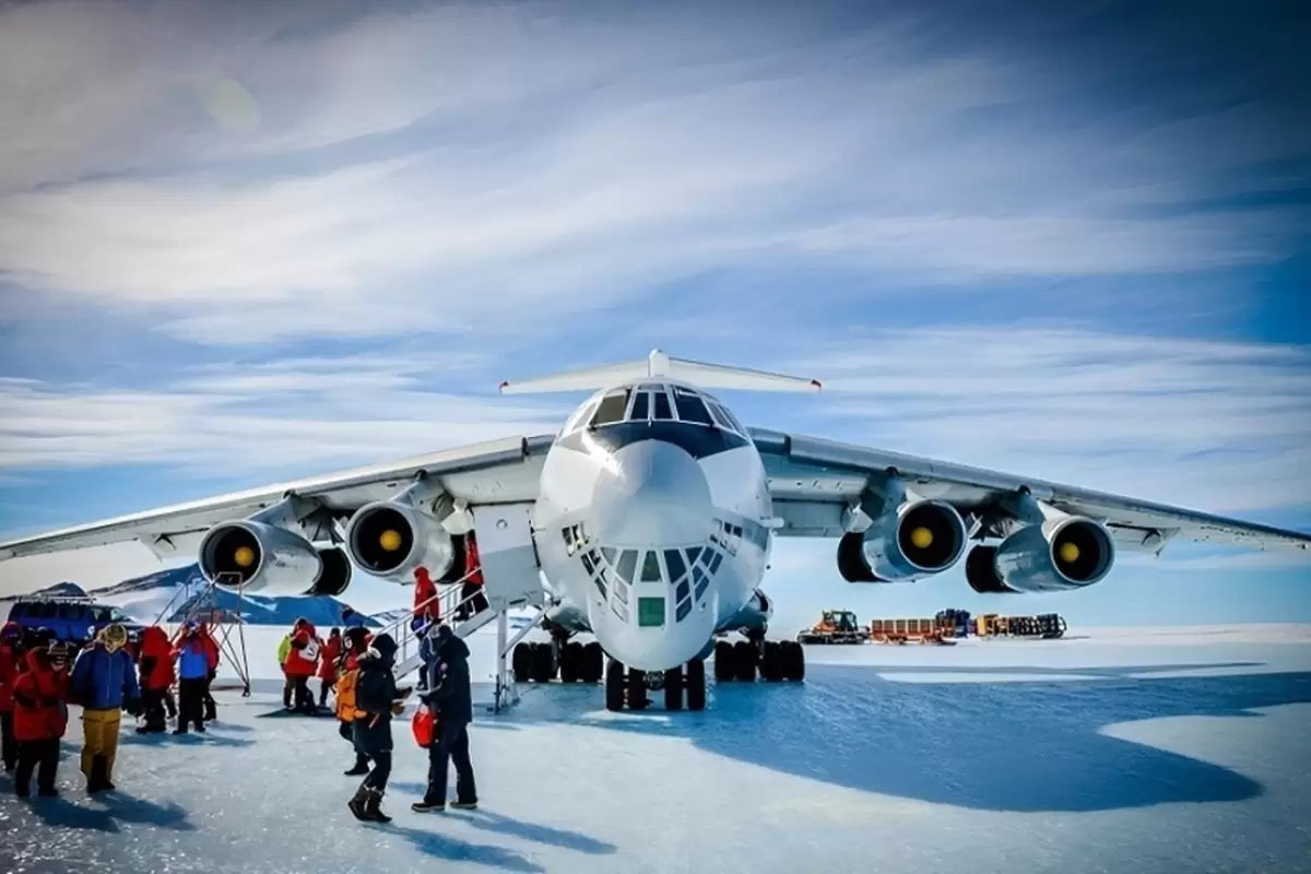 (ویدئو) فرود حیرت‌انگیز هواپیمای غول پیکر ایلوشین IL-76 روی برف