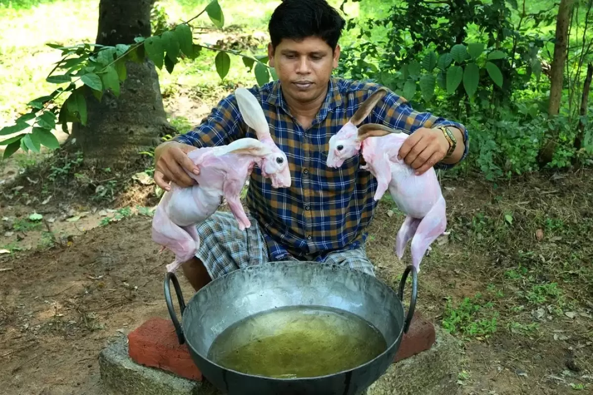 (ویدئو) طبخ 6 خرگوش غول پیکر توسط دو جوان روستایی هندی