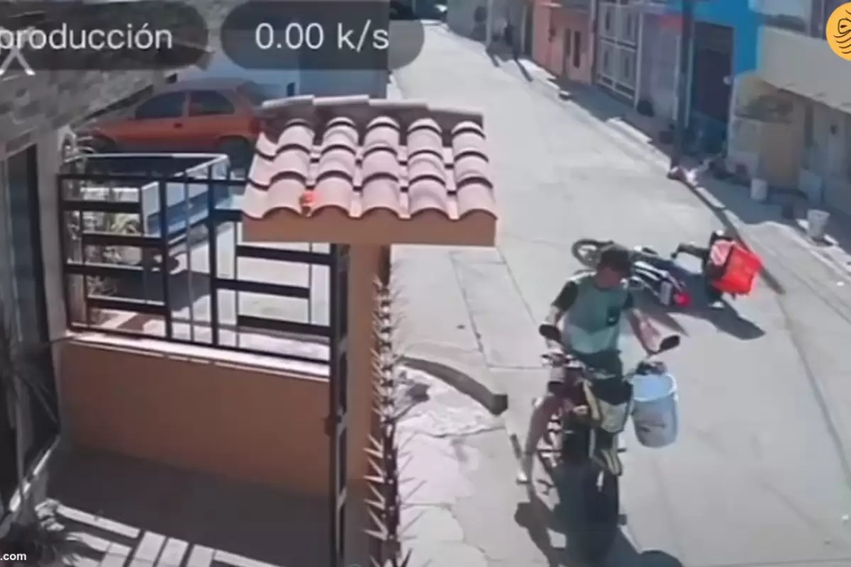 (ویدئو) خونسردی عجیب پیک موتوری پس از زمین خوردن
