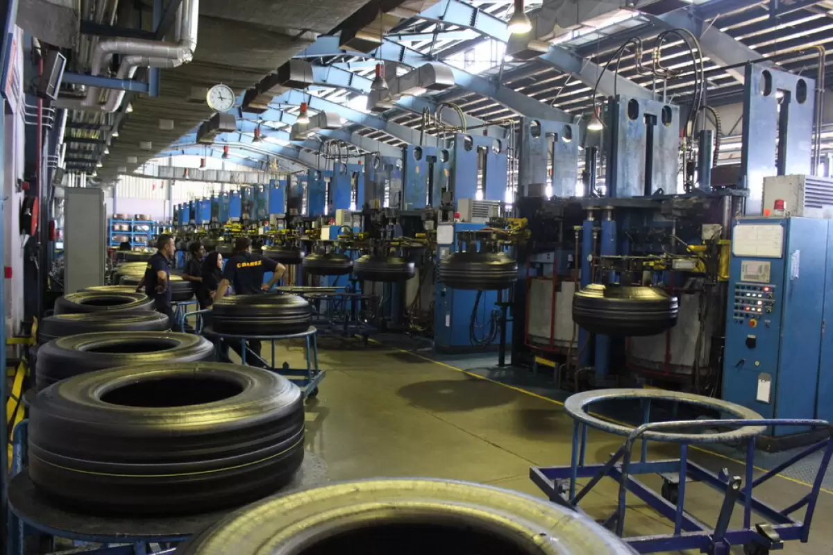 (ویدئو) فرآیند تولید لاستیک های غول پیکر کامیون در کارخانه