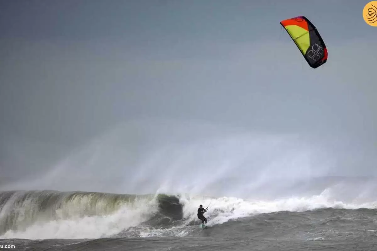 (ویدئو) موج‌سواری با چتر در هوای طوفانی