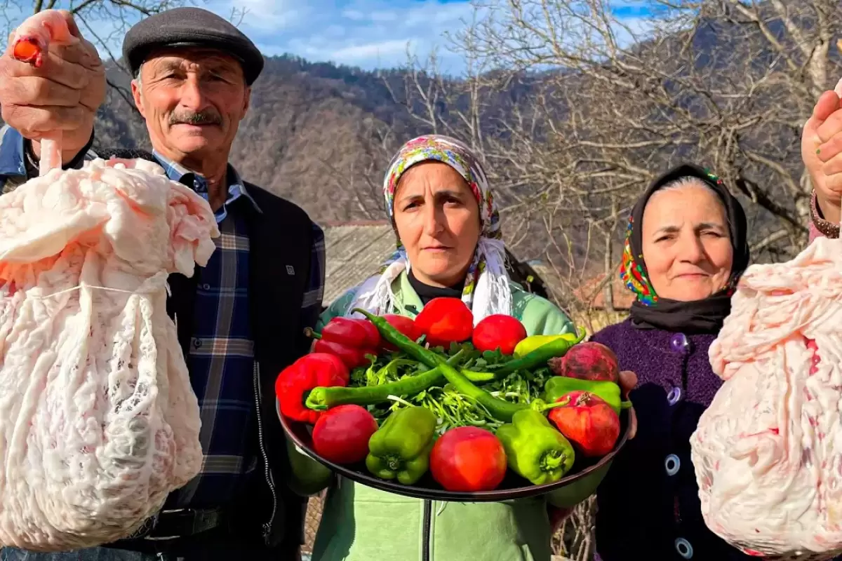 (ویدئو) طبخ یک غذای مبتکرانه با دل و جگر گوسفند توسط خانواده روستایی آذربایجانی