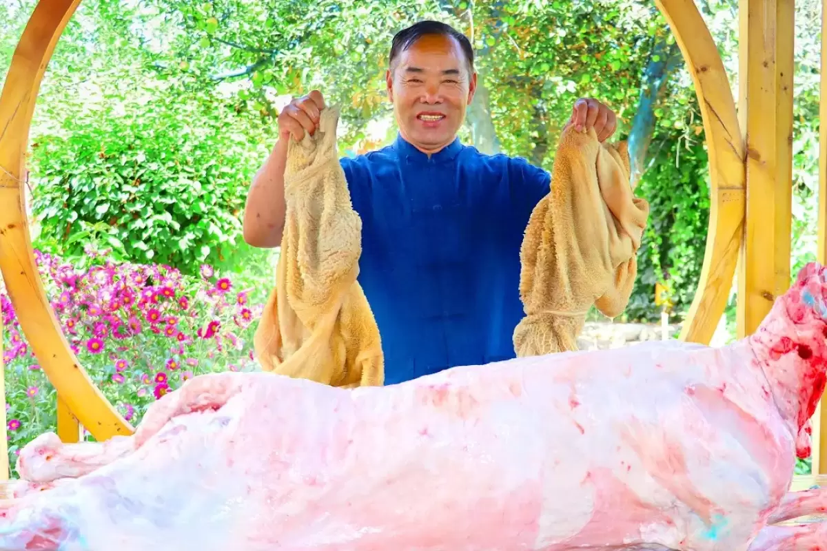 (ویدئو) پخت خارق العاده نودل به همراه بره کامل و سیرابی توسط آشپز روستایی چینی