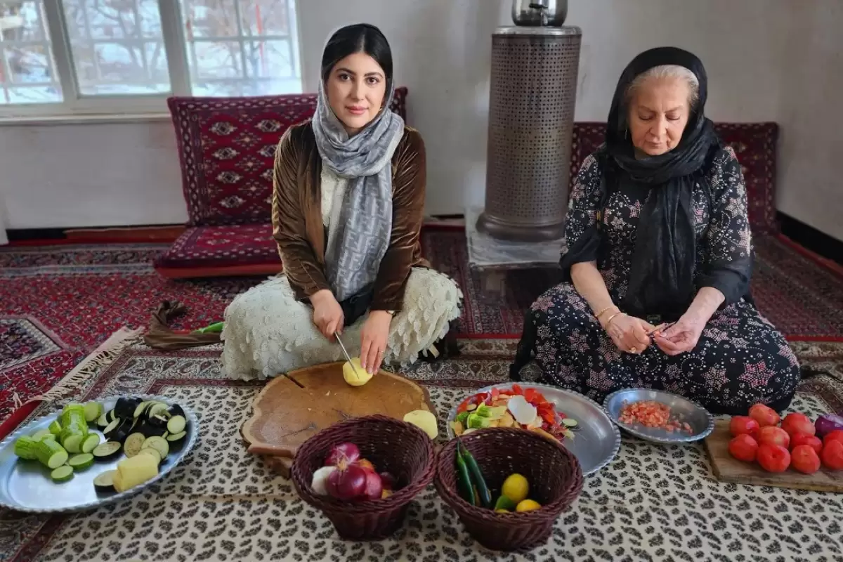 (ویدئو) طبخ یک غذای هیجان‌انگیز با گوشت، کدو، بادمجان و گوجه توسط مادر و دختر کردستانی