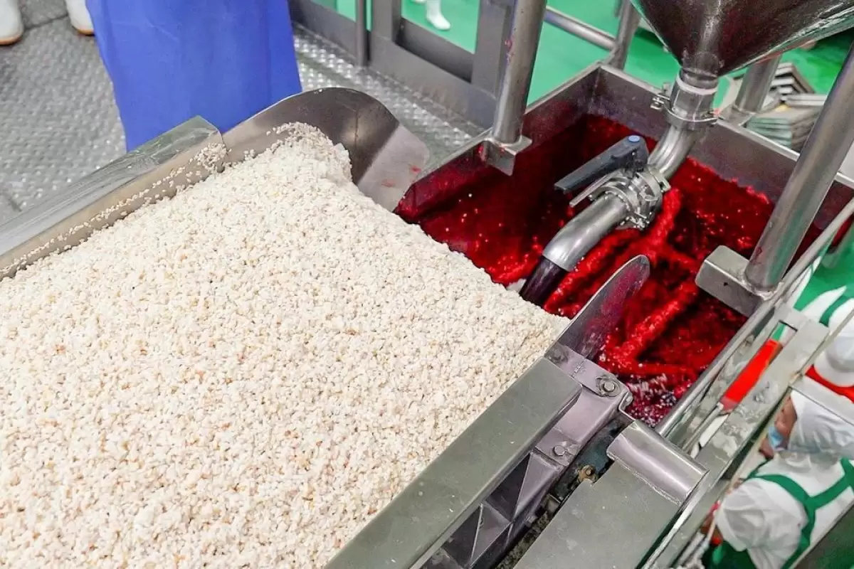 (ویدئو) عملیات تولید کیک خون در یک کارخانه مشهور در چین؛ هر برش ۶۲ هزار تومان