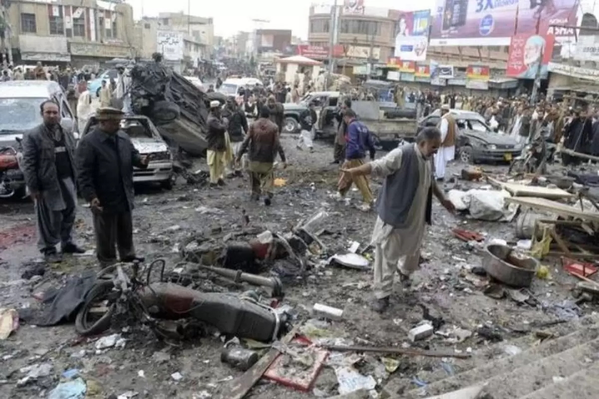 ببینید | اولین تصاویر از محل انفجار بمب در بلوچستان پاکستان؛ افزایش قربانیان به ۱۰ کشته و ۴۰ زخمی