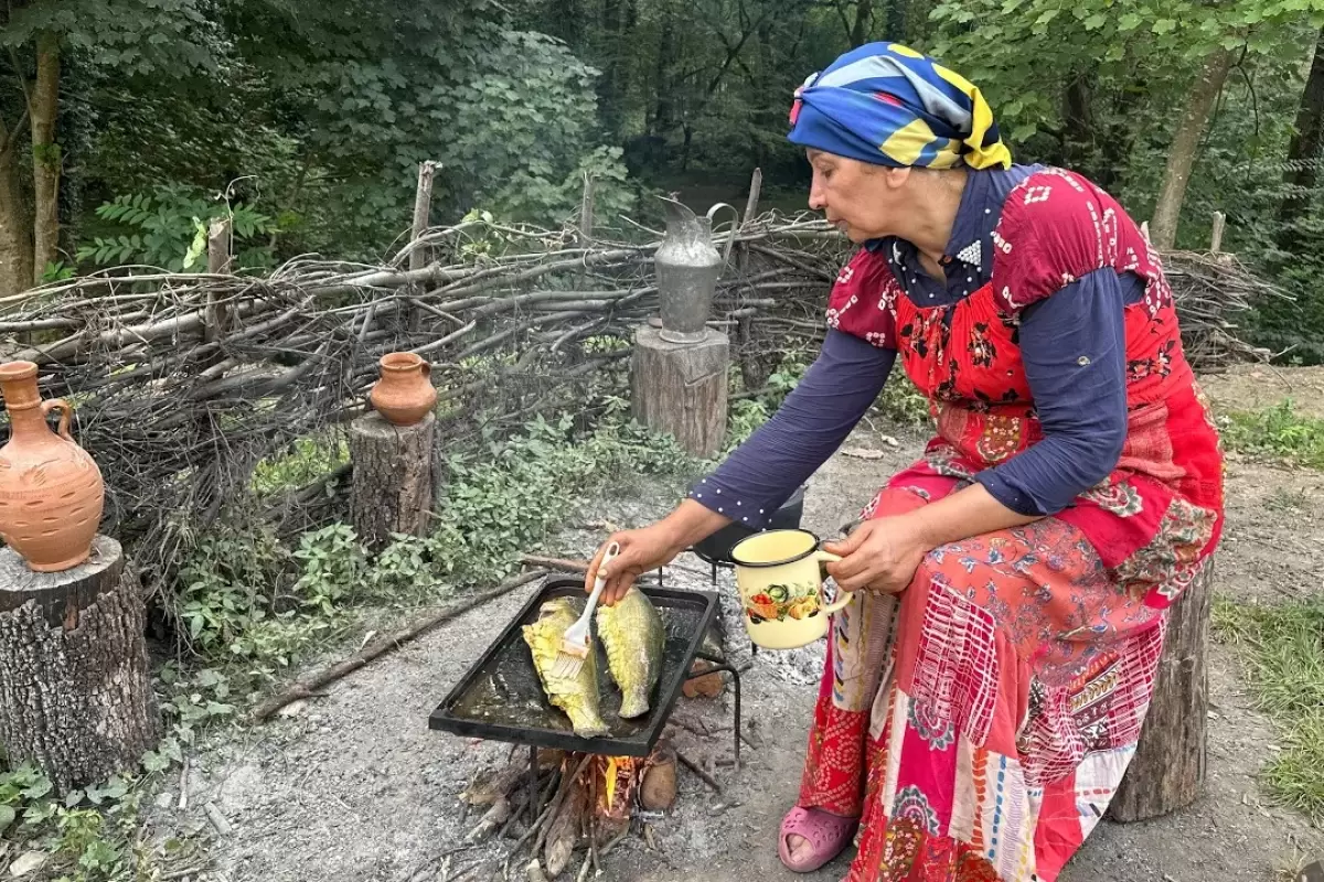 (ویدئو) پخت هیجان انگیز ماهی پلو ذغالی توسط کدبانوی روستایی سوادکوهی
