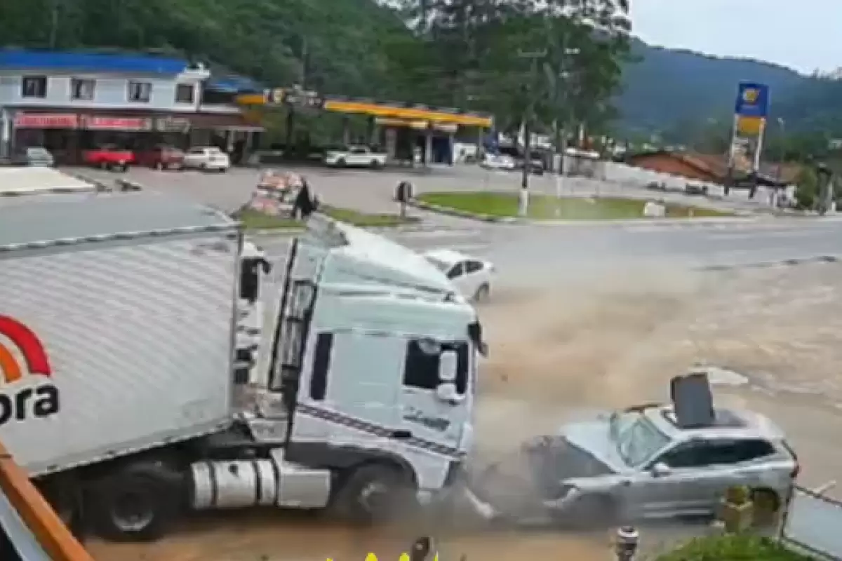 ( ویدیو) ترمز بریدن یک شاسی بلند و تصادف با کامیون پارک شده