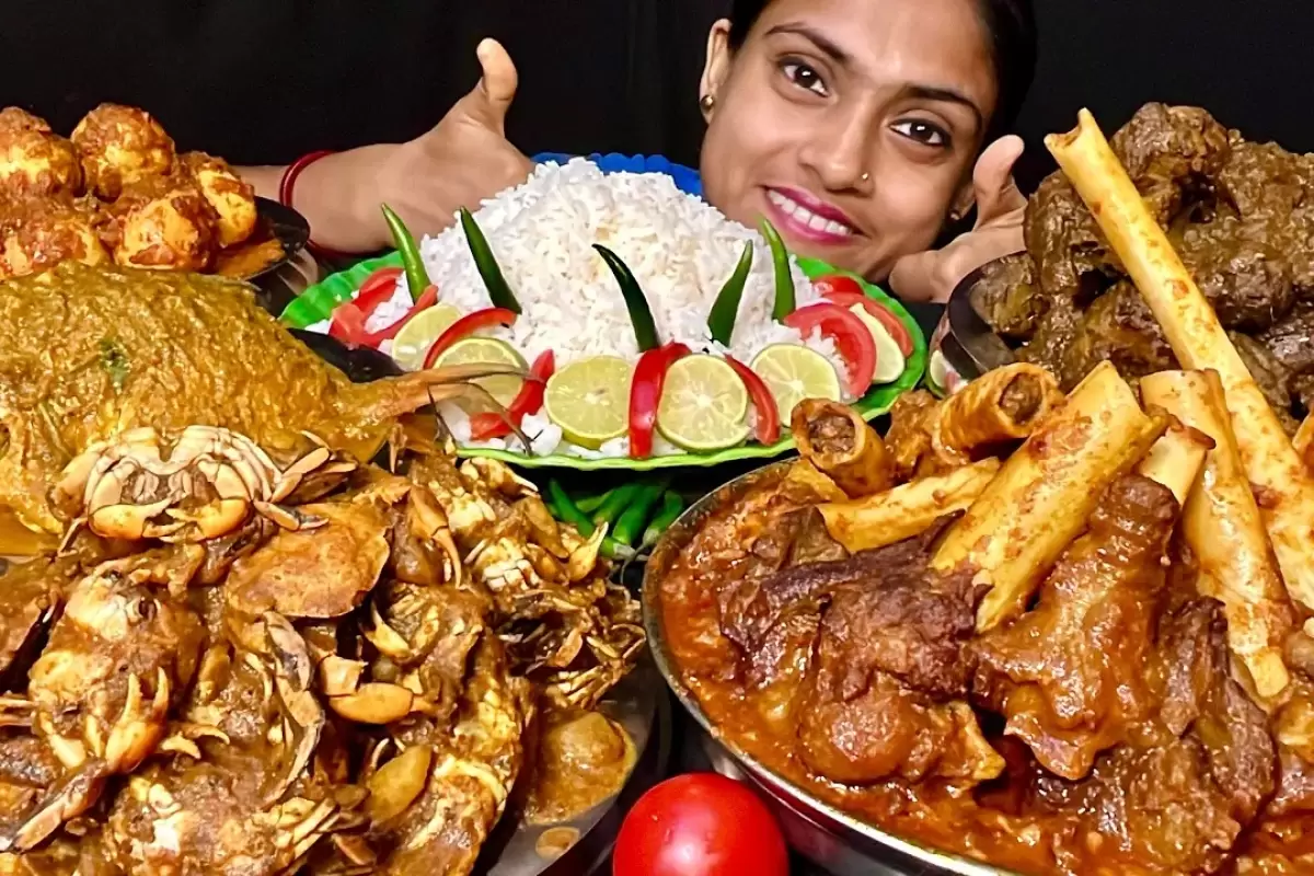 (ویدئو) غذا خوردن با صدا؛ خوردن 9 کیلوگرم چلو گوشت، ماهی پلو و خرچنگ توسط دختر هندی مشهور