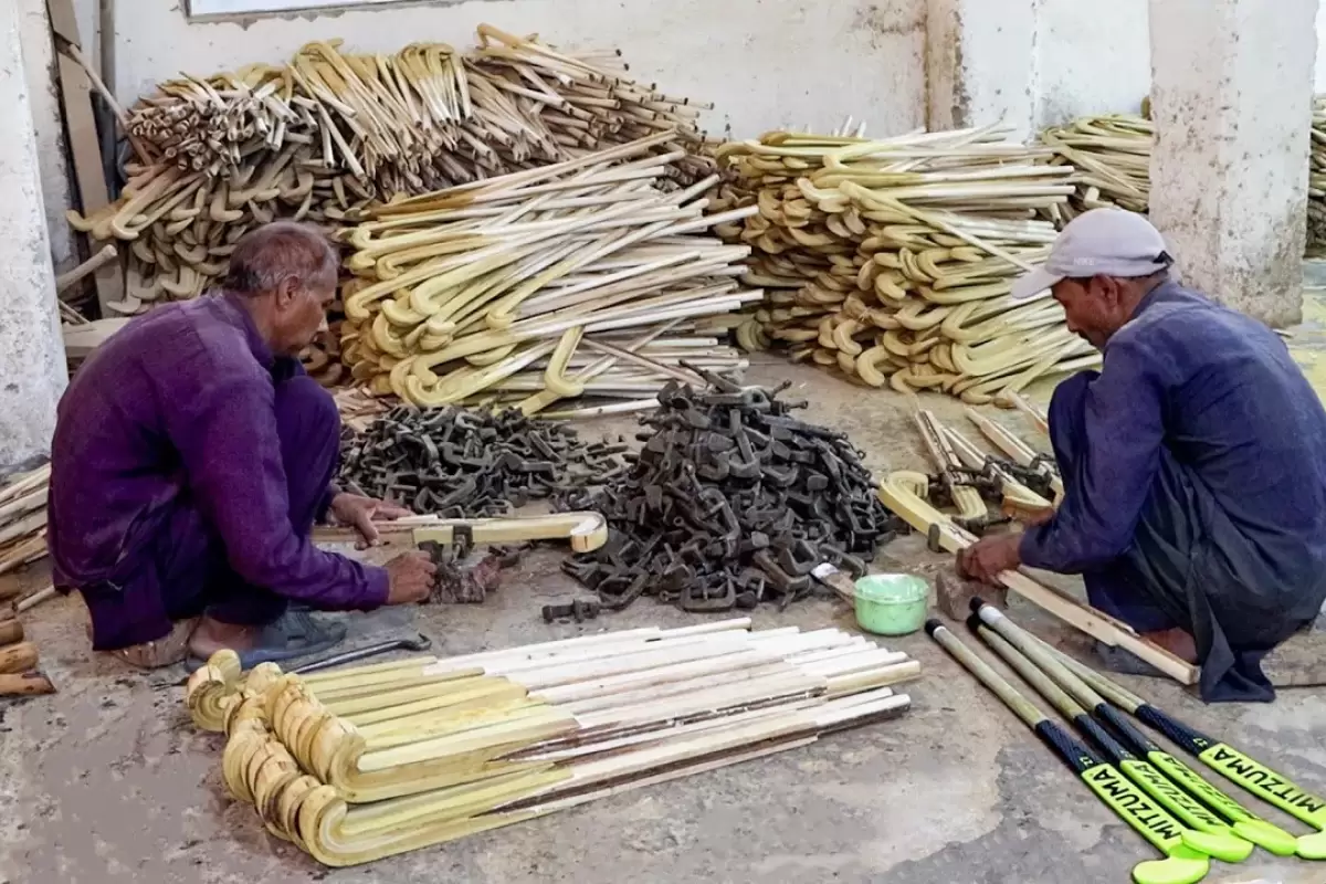 (ویدئو) فرآیند تماشایی ساخت چوب هاکی در یک کارگاه کوچک در پاکستان