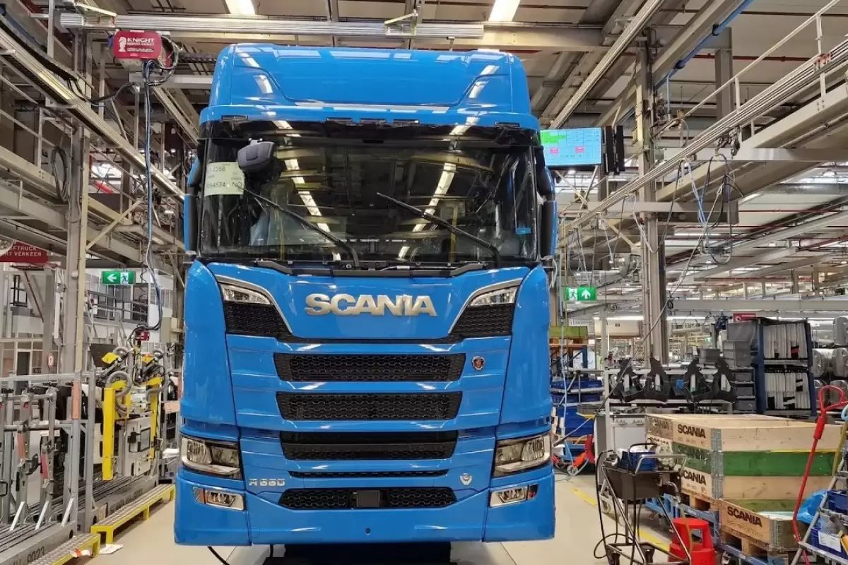(ویدئو) کامیون های قدرتمند و مشهور اسکانیا چگونه در کارخانه تولید می شود؟
