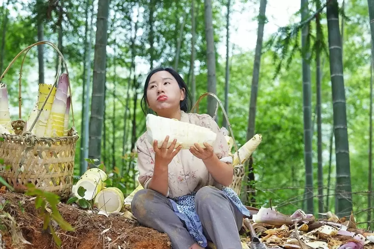 (ویدئو) برداشت ساقه بامبو و پخت یک غذای شگفت انگیز با آن توسط زن روستایی چینی