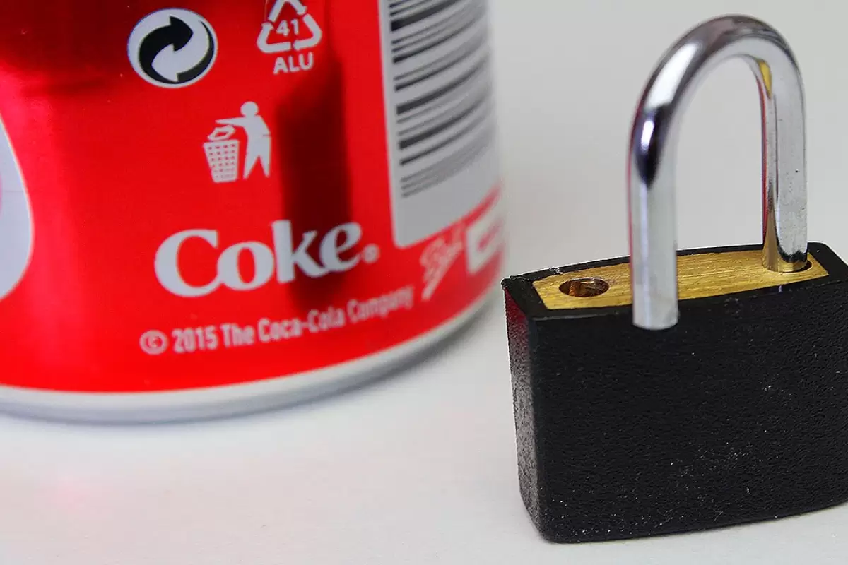 (ویدئو) چگونه می توان با قوطی فلزی نوشابه، قفلی که کلید در آن شکسته را باز کرد؟