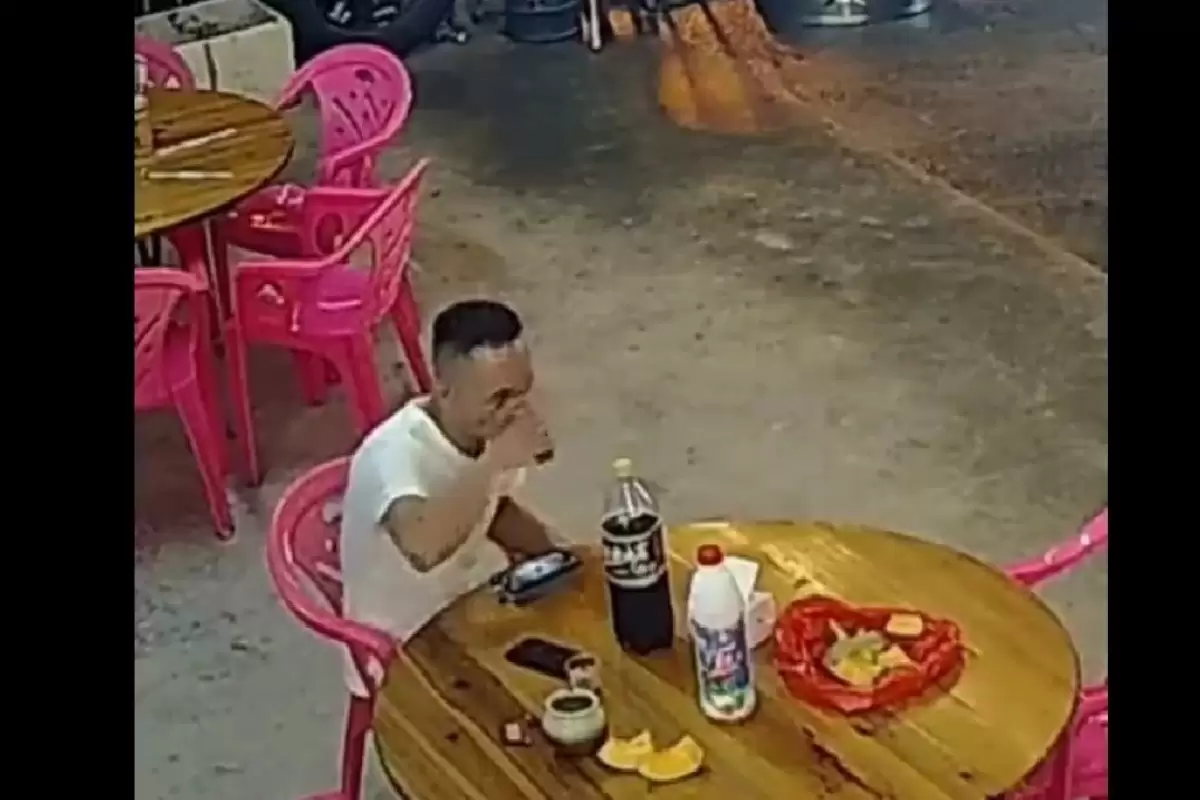 (ویدئو) فرار به موقع مشتری رستوران از تصادف مرگبار