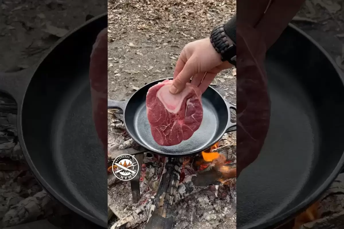 (ویدئو) آماده کردن برگر گوشت توسط آشپز روستایی ترکیه ای در طبیعت