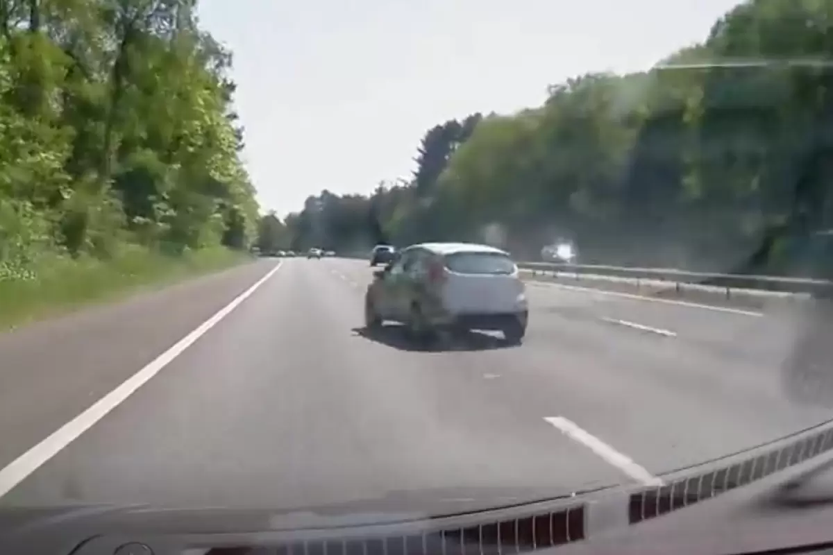 (ویدئو) انحراف وحشتناک خودرو از سه لاین بزرگراه