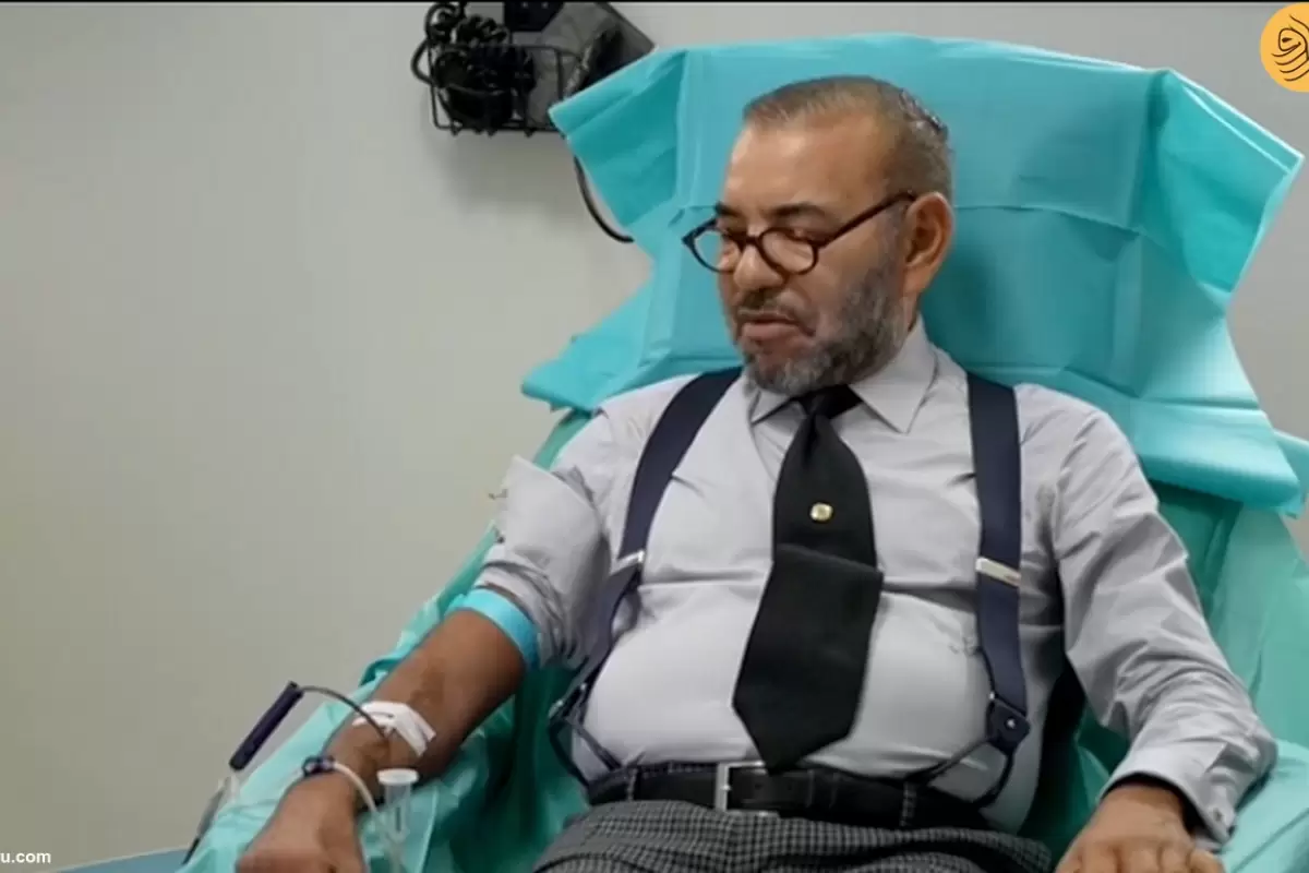 (ویدئو) عیادت پادشاه بیمار مراکش از زلزله‌زدگان و اهدای خون