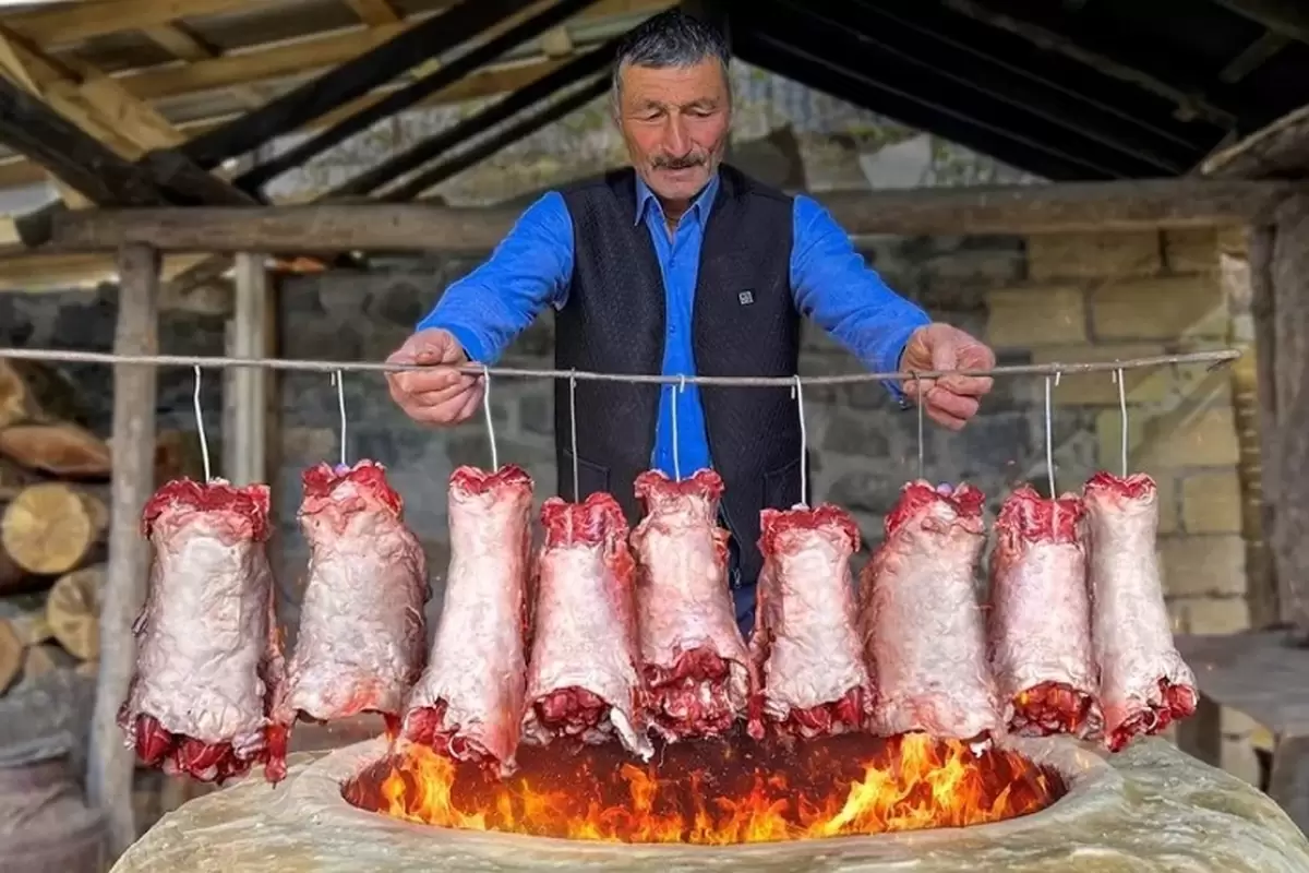 (ویدئو) کباب کردن هیجان انگیز ۹ گردن گوسفند در تنور وسط خانواده روستایی آذربایجانی