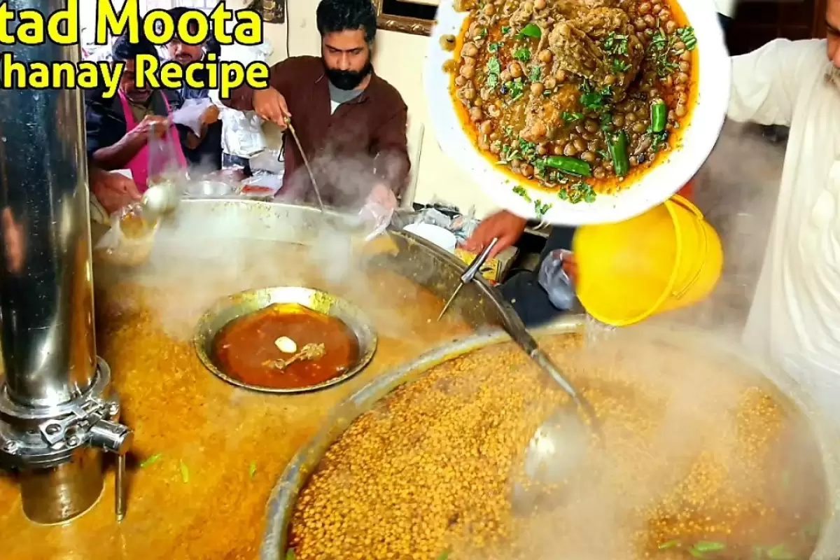 (ویدئو) این آشپز پاکستانی هر روز 500 کیلوگرم خورشت نخود آماده می کند؛ صف مردم لاهور را ببینید!