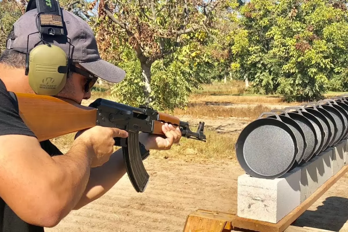 (ویدئو) اگر با اسلحه های مختلف به ماهیتابه شلیک کنید، چه اتفاقی می افتد؟