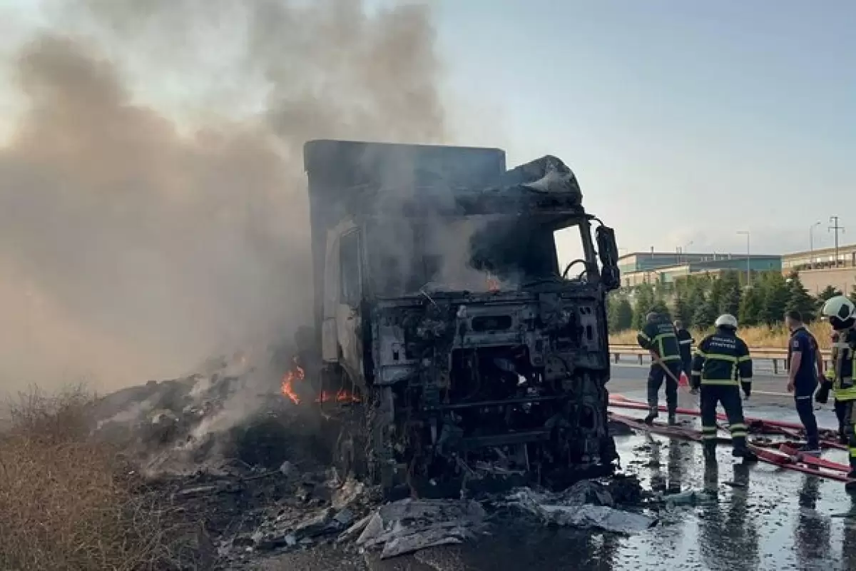 ببینید | اولین تصاویر از آتش گرفتن یک خودروی سواری روی ماشین یدک‌کش بعد از تصادف با کامیون وسط اتوبان