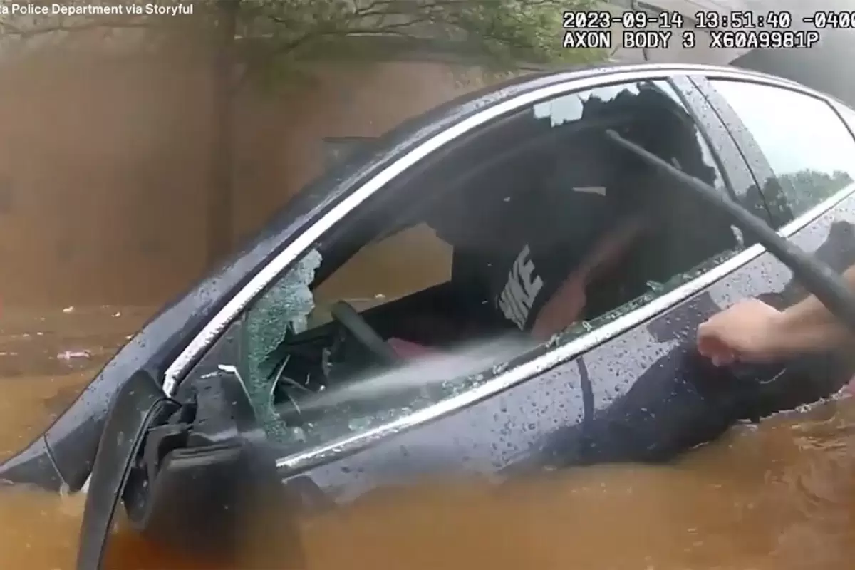 (ویدئو) افسر پلیس یک راننده را از غرق شدن نجات داد