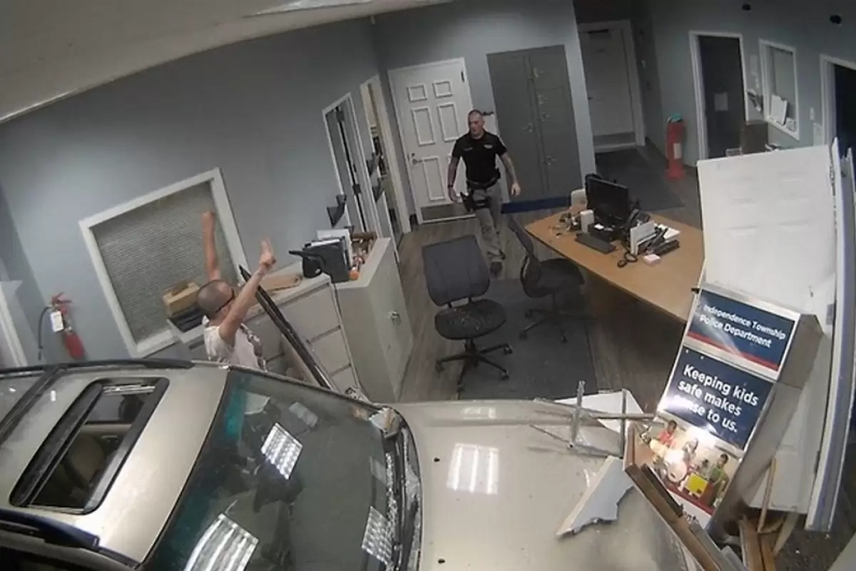 (ویدئو) راننده‌ای که از دیوار وارد اداره پلیس شد!