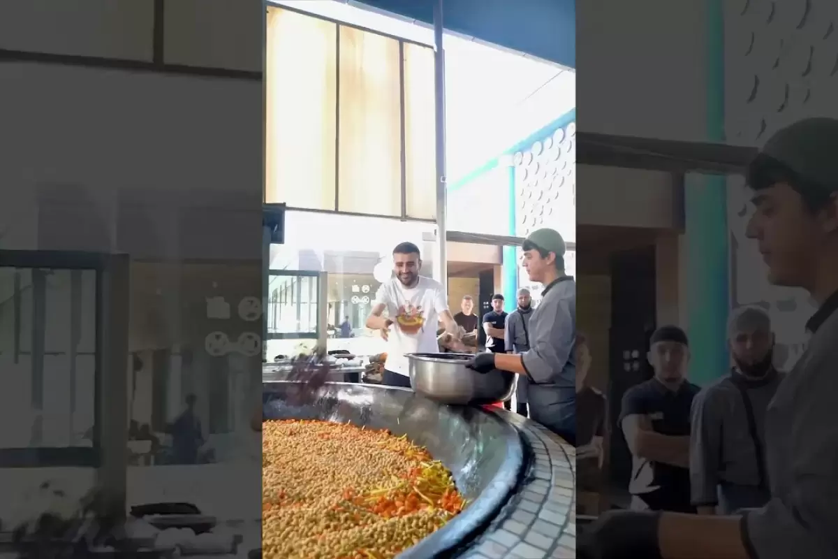 (ویدئو) پخت 3 تن پلو ازبکی توسط آشپز مشهور ترکیه ای و تقسیم آن میان مردم ازبکستان