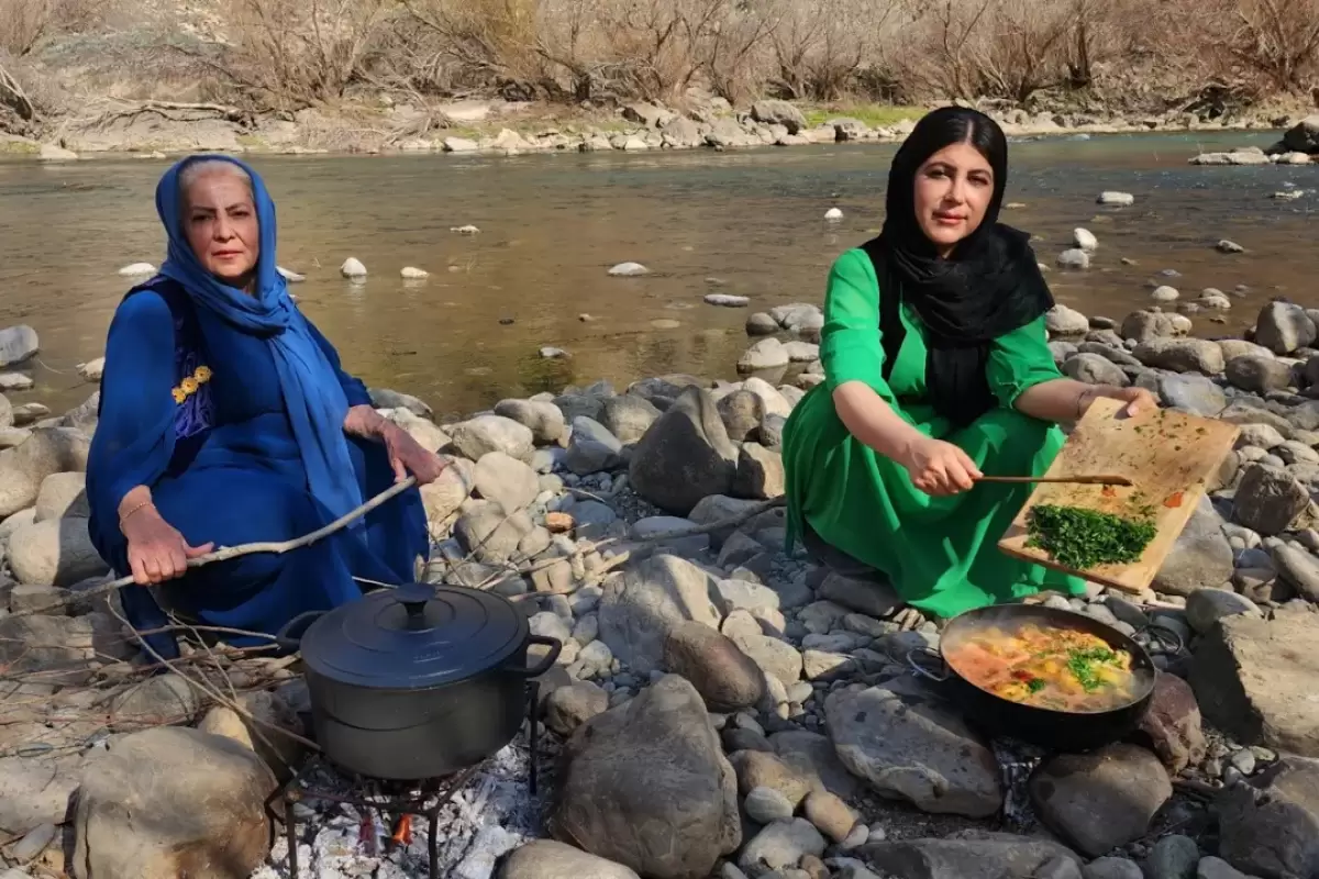 (ویدئو) پخت پلو بریانی اصیل توسط مادر و دختر روستایی کردستانی کنار رودخانه