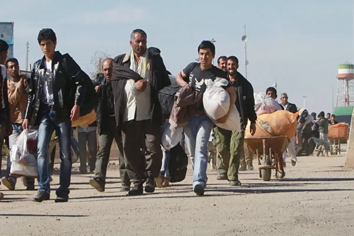 (ویدیو) فیلمی تلخ از فرار مهاجرین افغان در عوارضی کاشان از پشت کامیون!