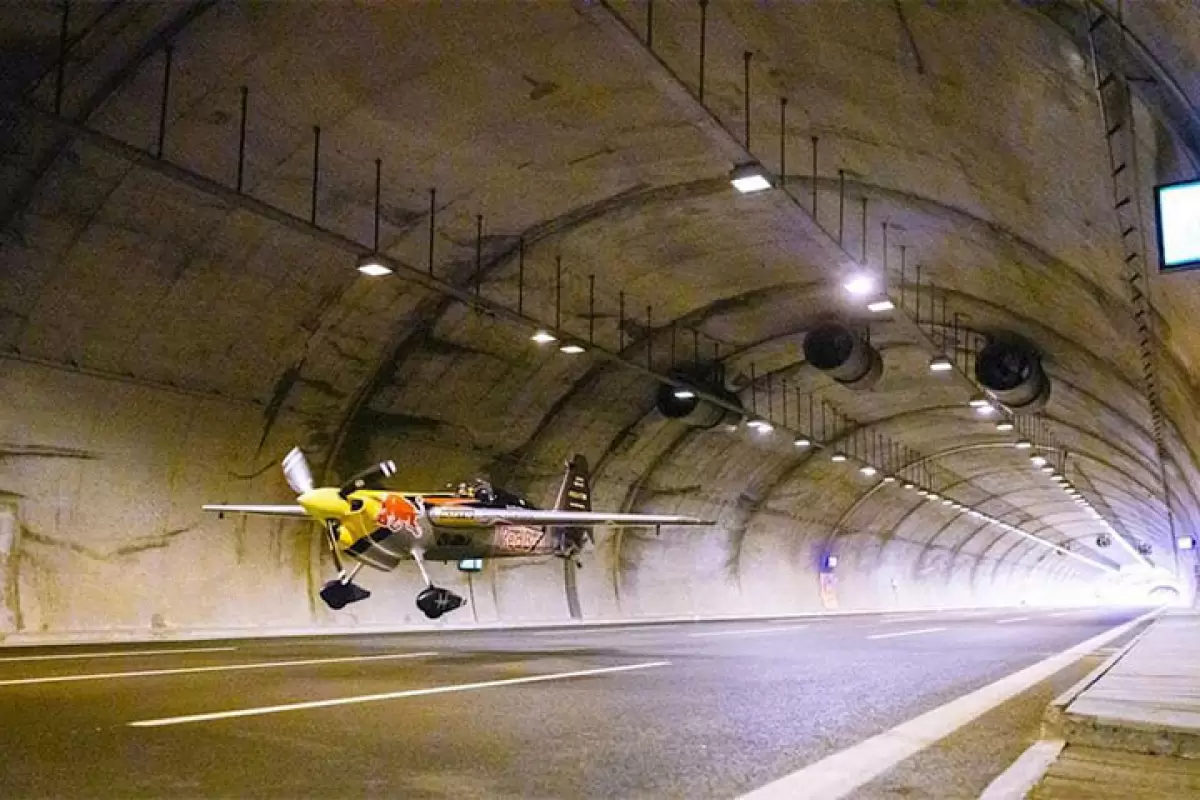 ( ویدیو) رکورد عبور یک خلبان از داخل تونل با هواپیما