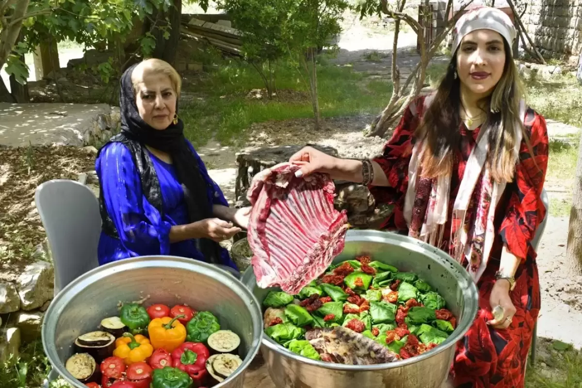 (ویدئو) غذای خیابانی؛ پخت متفاوت دلمه به سبک کردی این خانواده روستایی کردستانی