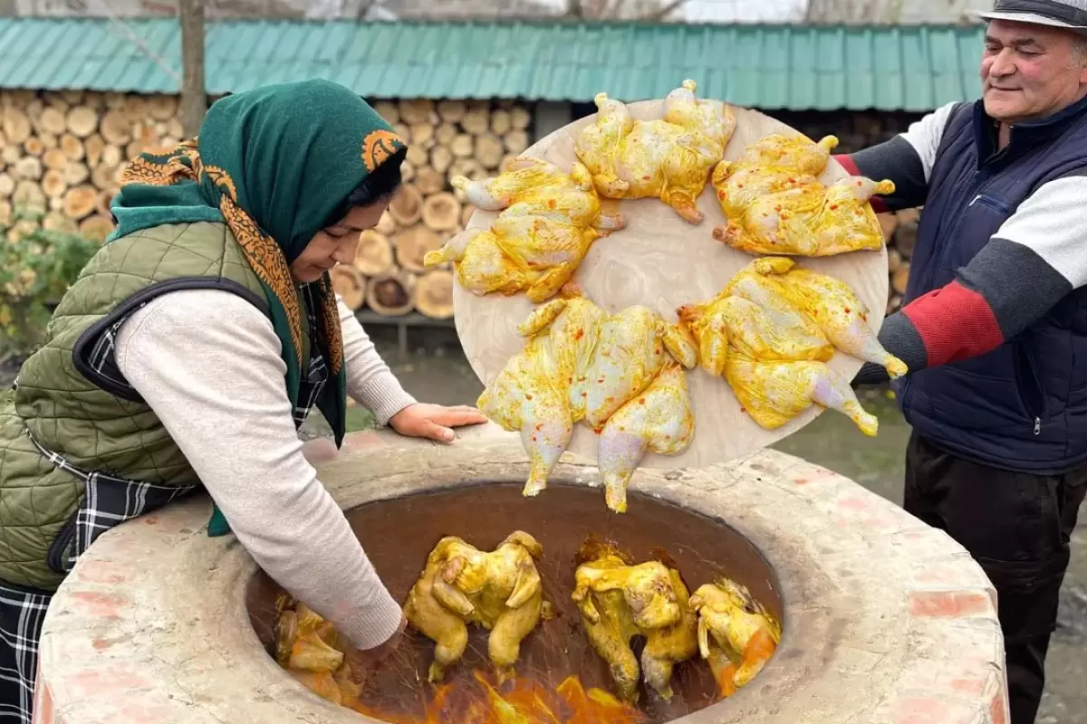 (ویدئو) کباب کردن متفاوت و جالب مرغ در تنور توسط خانواده روستایی آذربایجانی