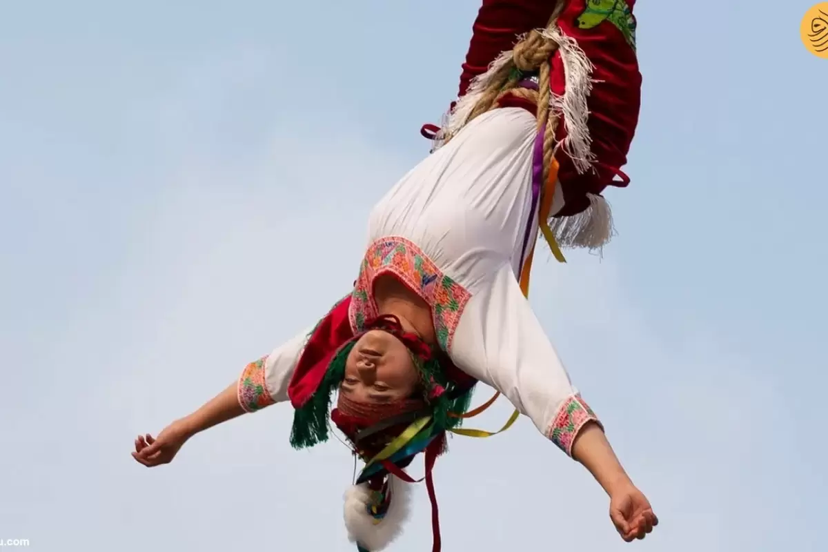 (ویدئو) رقص پرواز زنان در ارتفاع ۳۰ متری