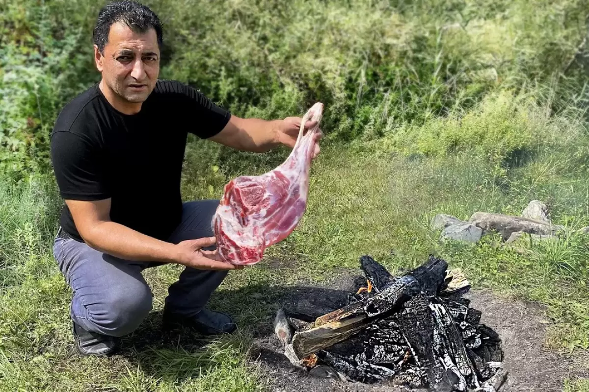 (ویدئو) کباب کردن متفاوت ران گوسفند زیر انبوهی از زغال توسط آشپز روستایی آذربایجانی