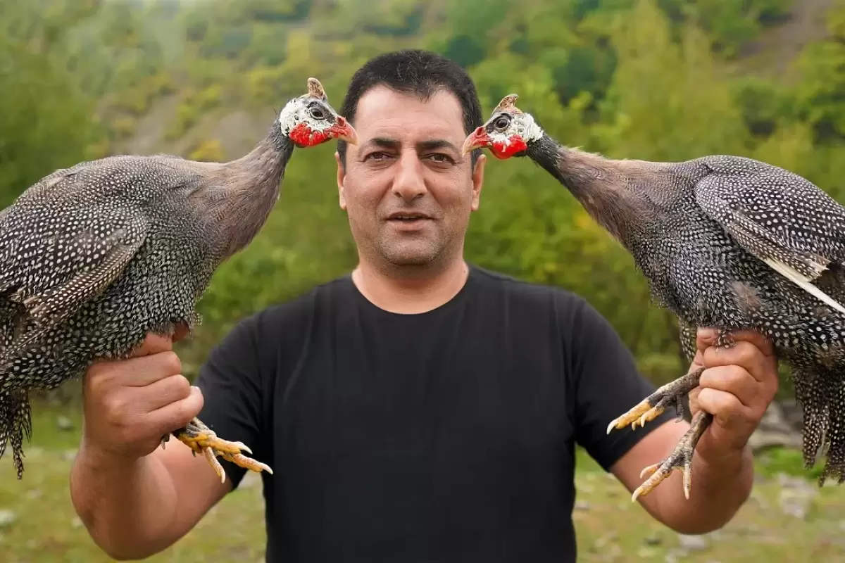 (ویدئو) غذای روستایی؛ پخت کباب مرغ شاخدار در تنور توسط مرد روستایی آذربایجانی