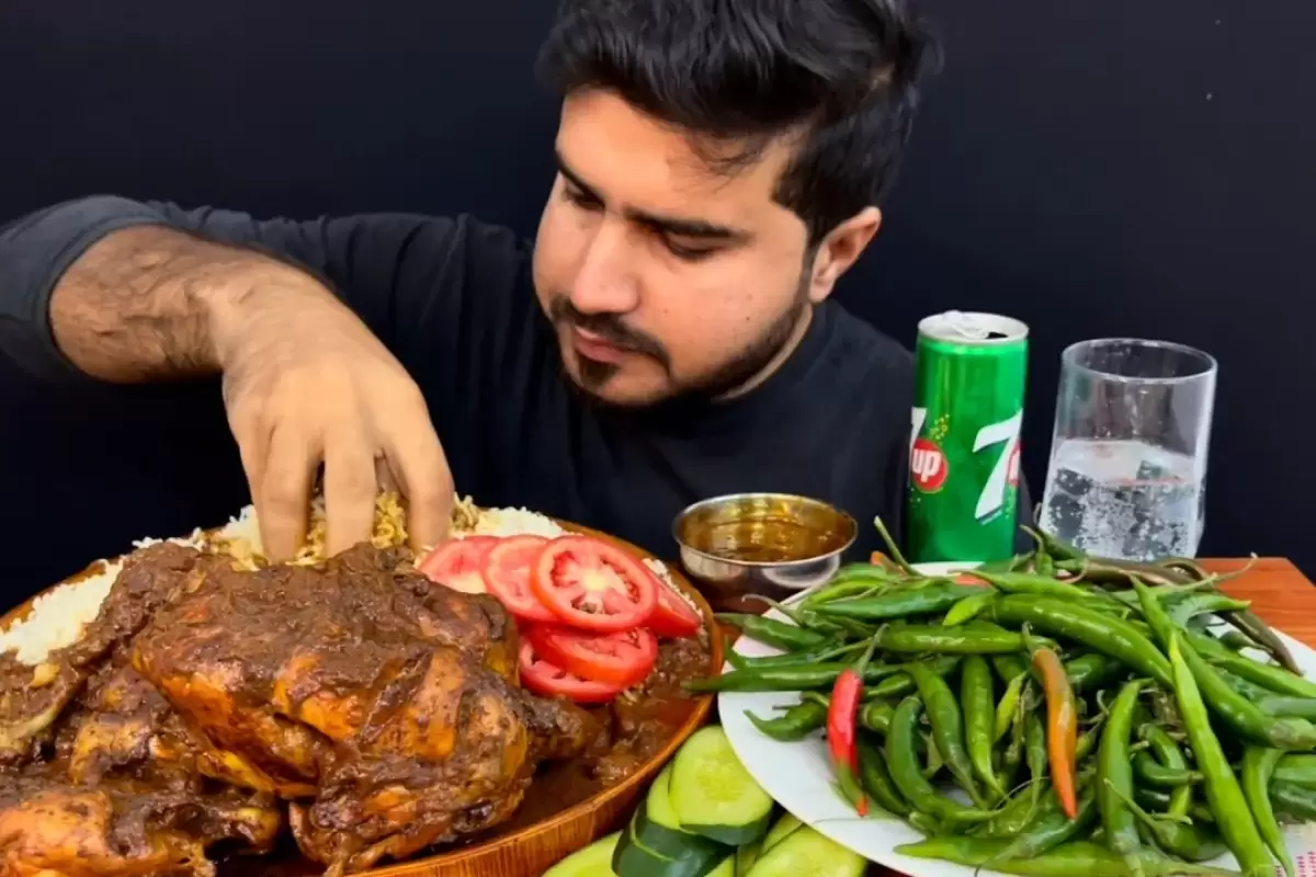 (ویدئو) غذا خوردن با صدا؛ خوردن 3 کیلوگرم چلو مرغ به سبک جوان پاکستانی