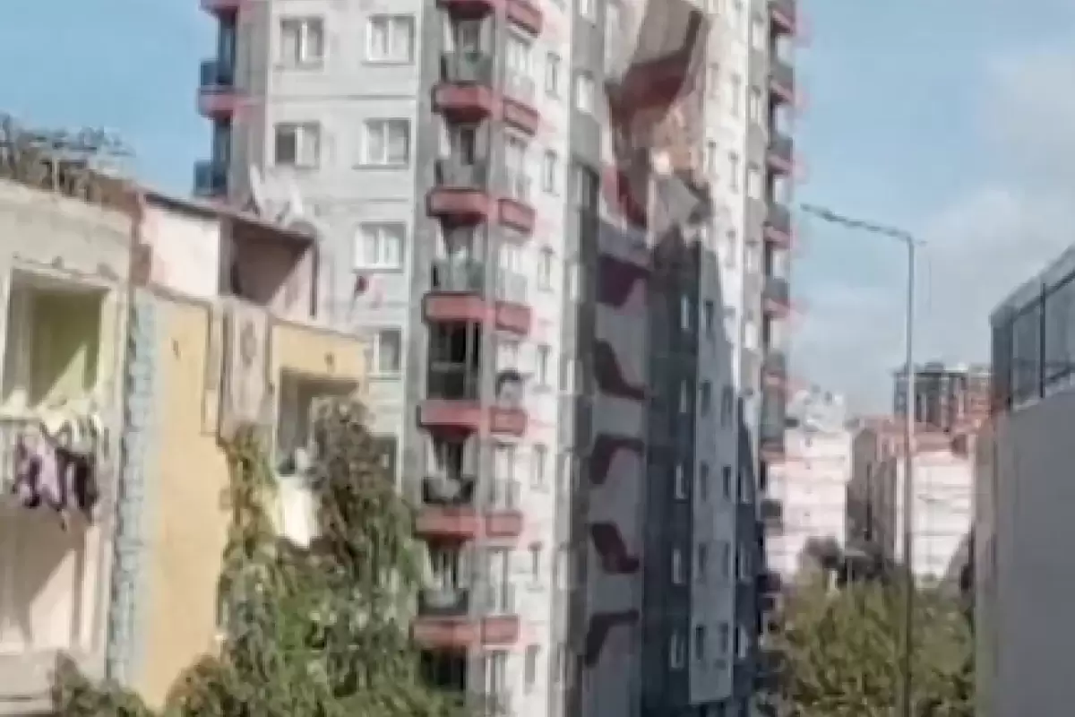 ( ویدیو) سقوط ترسناک نمای یک آپارتمان ۱۵ طبقه در استانبول روی سر مردم