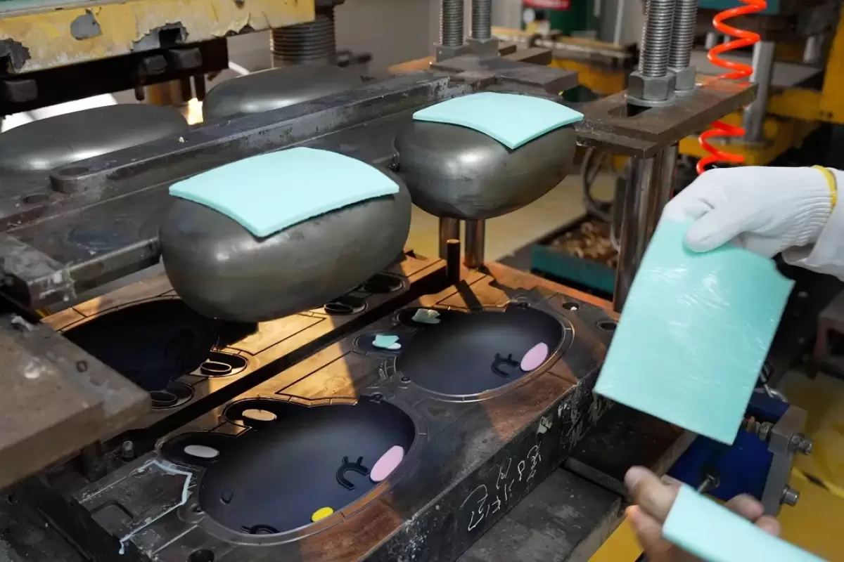 (ویدئو) کیف‌های سیلیکونی دخترانه چگونه در کارخانه تولید می‌شوند؟