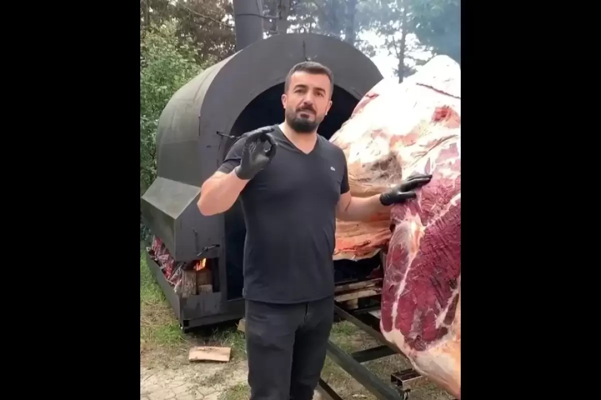 (ویدئو) کباب کردن یک شتر غول پیکر توسط آشپز مشهور ترکیه ای در تنور!